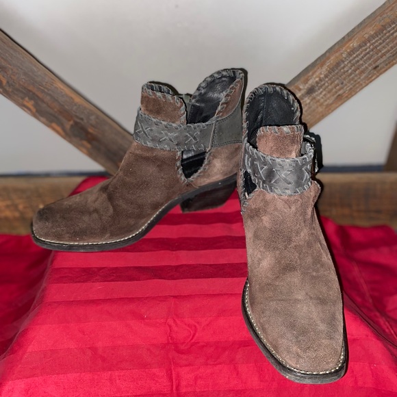 Jeffrey Campbell Shoes - Adorable Jeffrey Campbell leather boots!!